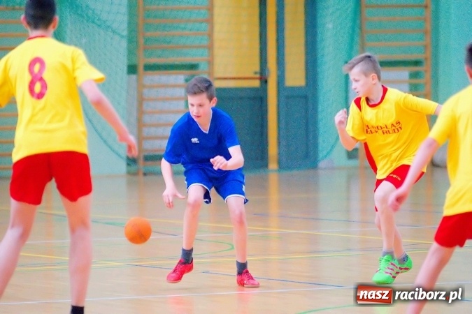 Zdjęcie w galerii na portalu naszraciborz.pl: Powiatowy finał piłki ręcznej. Szczypiorniści z Rud lepsi od graczy SP 8 wiadomości z regionu