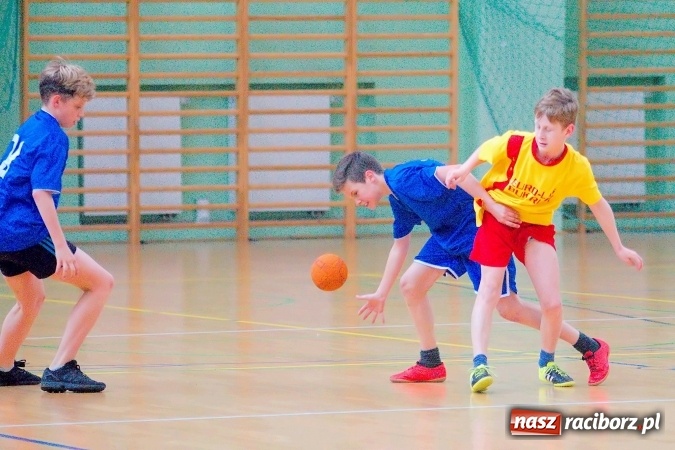 Zdjęcie w galerii na portalu naszraciborz.pl: Powiatowy finał piłki ręcznej. Szczypiorniści z Rud lepsi od graczy SP 8 wiadomości z regionu