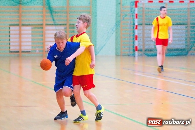 Zdjęcie w galerii na portalu naszraciborz.pl: Powiatowy finał piłki ręcznej. Szczypiorniści z Rud lepsi od graczy SP 8 wiadomości z regionu