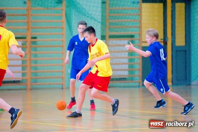 Zdjęcie w galerii na portalu naszraciborz.pl: Powiatowy finał piłki ręcznej. Szczypiorniści z Rud lepsi od graczy SP 8 wiadomości z regionu