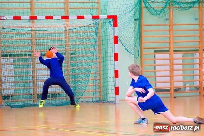 Zdjęcie w galerii na portalu naszraciborz.pl: Powiatowy finał piłki ręcznej. Szczypiorniści z Rud lepsi od graczy SP 8 wiadomości z regionu