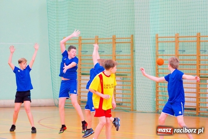 Zdjęcie w galerii na portalu naszraciborz.pl: Powiatowy finał piłki ręcznej. Szczypiorniści z Rud lepsi od graczy SP 8 wiadomości z regionu