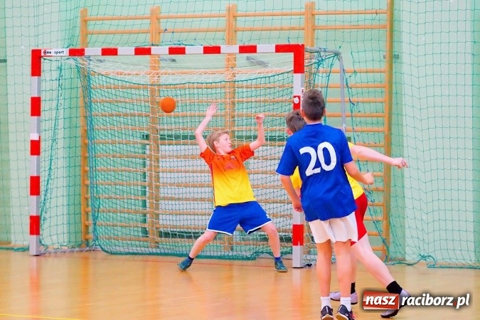 Zdjęcie w galerii na portalu naszraciborz.pl: Powiatowy finał piłki ręcznej. Szczypiorniści z Rud lepsi od graczy SP 8 wiadomości z regionu