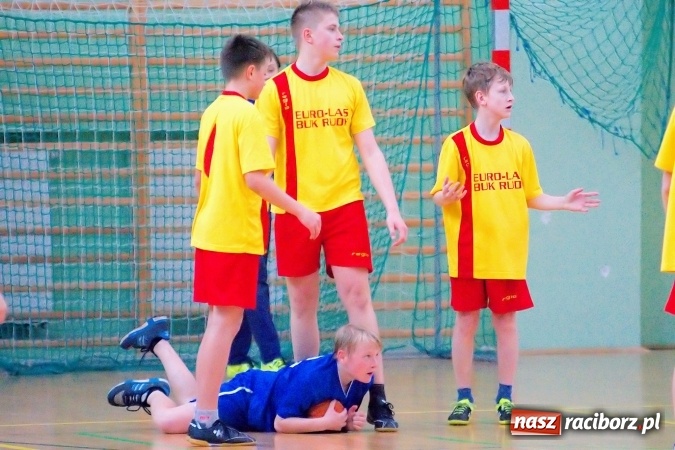 Zdjęcie w galerii na portalu naszraciborz.pl: Powiatowy finał piłki ręcznej. Szczypiorniści z Rud lepsi od graczy SP 8 wiadomości z regionu