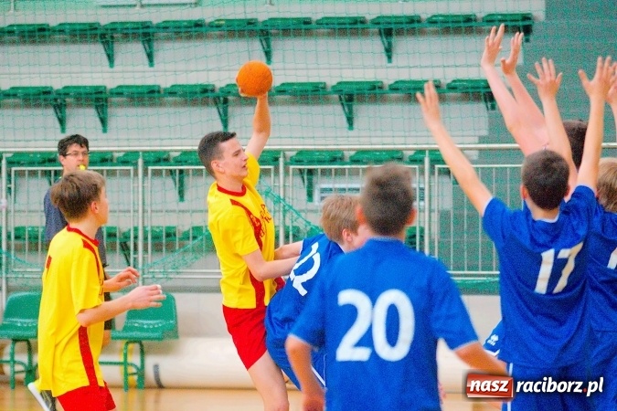 Zdjęcie w galerii na portalu naszraciborz.pl: Powiatowy finał piłki ręcznej. Szczypiorniści z Rud lepsi od graczy SP 8 wiadomości z regionu