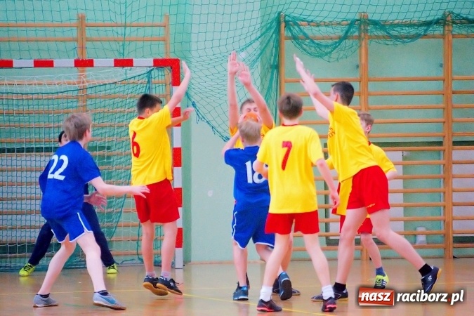 Zdjęcie w galerii na portalu naszraciborz.pl: Powiatowy finał piłki ręcznej. Szczypiorniści z Rud lepsi od graczy SP 8 wiadomości z regionu