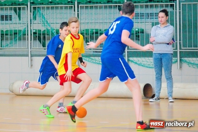 Zdjęcie w galerii na portalu naszraciborz.pl: Powiatowy finał piłki ręcznej. Szczypiorniści z Rud lepsi od graczy SP 8 wiadomości z regionu