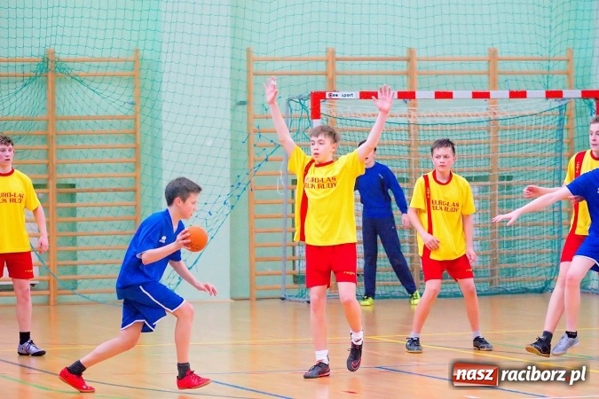 Zdjęcie w galerii na portalu naszraciborz.pl: Powiatowy finał piłki ręcznej. Szczypiorniści z Rud lepsi od graczy SP 8 wiadomości z regionu