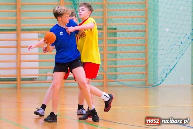 Zdjęcie w galerii na portalu naszraciborz.pl: Powiatowy finał piłki ręcznej. Szczypiorniści z Rud lepsi od graczy SP 8 wiadomości z regionu