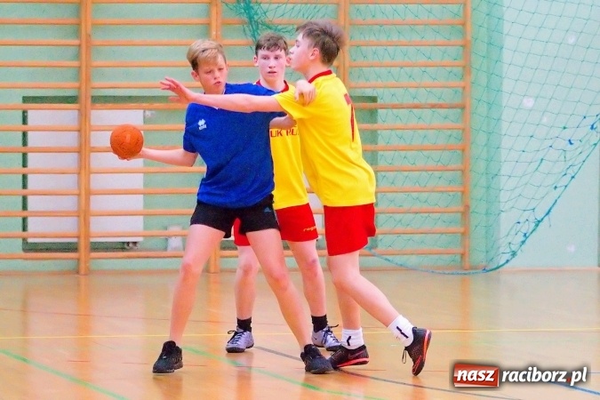 Zdjęcie w galerii na portalu naszraciborz.pl: Powiatowy finał piłki ręcznej. Szczypiorniści z Rud lepsi od graczy SP 8 wiadomości z regionu