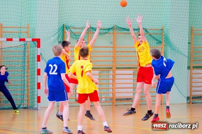 Zdjęcie w galerii na portalu naszraciborz.pl: Powiatowy finał piłki ręcznej. Szczypiorniści z Rud lepsi od graczy SP 8 wiadomości z regionu