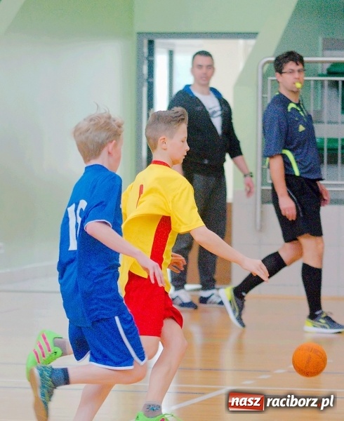 Zdjęcie w galerii na portalu naszraciborz.pl: Powiatowy finał piłki ręcznej. Szczypiorniści z Rud lepsi od graczy SP 8 wiadomości z regionu