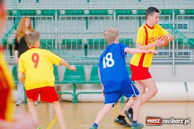 Zdjęcie w galerii na portalu naszraciborz.pl: Powiatowy finał piłki ręcznej. Szczypiorniści z Rud lepsi od graczy SP 8 wiadomości z regionu