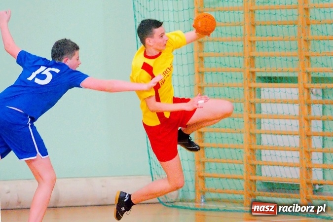 Zdjęcie w galerii na portalu naszraciborz.pl: Powiatowy finał piłki ręcznej. Szczypiorniści z Rud lepsi od graczy SP 8 wiadomości z regionu