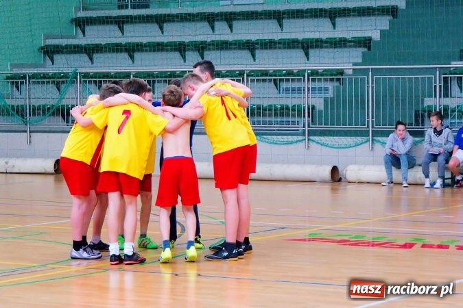 Zdjęcie w galerii na portalu naszraciborz.pl: Powiatowy finał piłki ręcznej. Szczypiorniści z Rud lepsi od graczy SP 8 wiadomości z regionu
