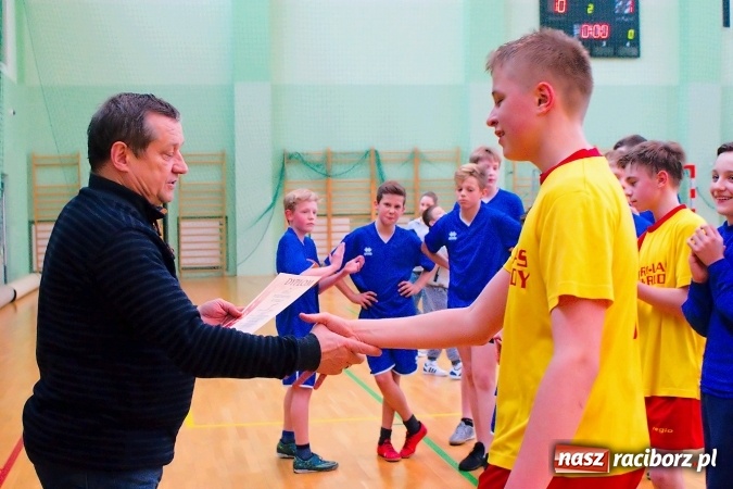 Zdjęcie w galerii na portalu naszraciborz.pl: Powiatowy finał piłki ręcznej. Szczypiorniści z Rud lepsi od graczy SP 8 wiadomości z regionu