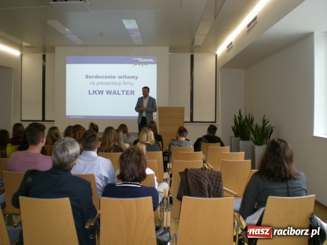 Zdjęcie w galerii na portalu naszraciborz.pl: Ekonomiści, logistycy i spedytorzy z wizytą w austriackiej firmie logistycznej LKW Walter  wiadomości z regionu