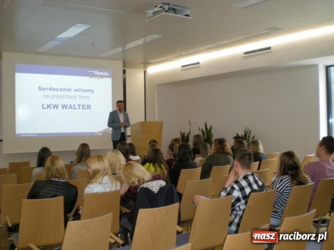 Zdjęcie w galerii na portalu naszraciborz.pl: Ekonomiści, logistycy i spedytorzy z wizytą w austriackiej firmie logistycznej LKW Walter  wiadomości z regionu