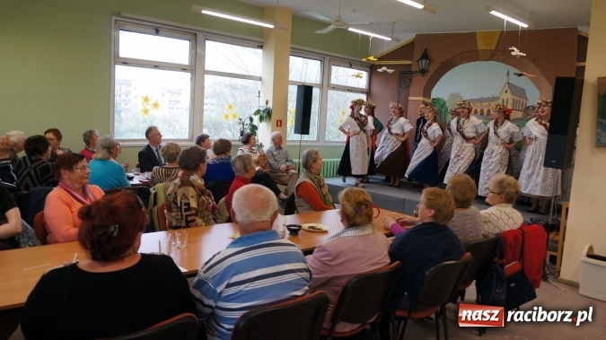 Zdjęcie w galerii na portalu naszraciborz.pl: Frelki z Gimnazjum nr 3 wystąpiły w Klubie Osiedlowym Cegiełka wiadomości z regionu