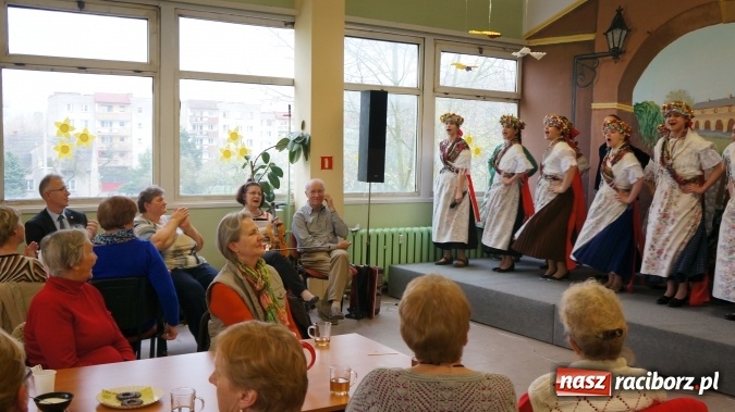 Zdjęcie w galerii na portalu naszraciborz.pl: Frelki z Gimnazjum nr 3 wystąpiły w Klubie Osiedlowym Cegiełka wiadomości z regionu