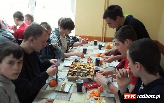 Zdjęcie w galerii na portalu naszraciborz.pl: Jabłkowo i czekoladowo w Młodzieżowym Ośrodku Wychowawczym w Rudach wiadomości z regionu