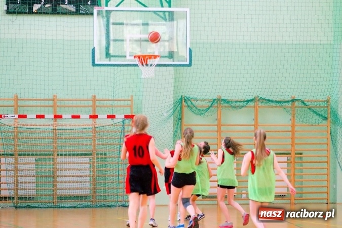Zdjęcie w galerii na portalu naszraciborz.pl: Gimnazjum Dwujęzyczne najlepsze w miejskim finale koszykówki dziewczyn wiadomości z regionu