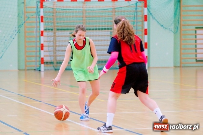 Zdjęcie w galerii na portalu naszraciborz.pl: Gimnazjum Dwujęzyczne najlepsze w miejskim finale koszykówki dziewczyn wiadomości z regionu