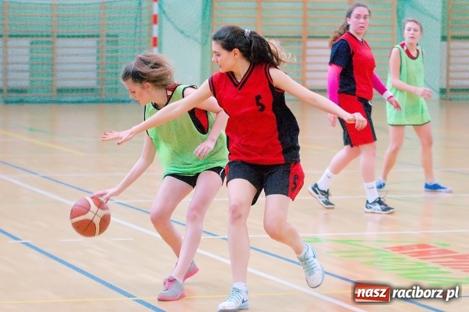 Zdjęcie w galerii na portalu naszraciborz.pl: Gimnazjum Dwujęzyczne najlepsze w miejskim finale koszykówki dziewczyn wiadomości z regionu