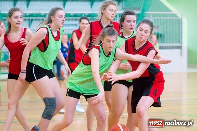 Zdjęcie w galerii na portalu naszraciborz.pl: Gimnazjum Dwujęzyczne najlepsze w miejskim finale koszykówki dziewczyn wiadomości z regionu