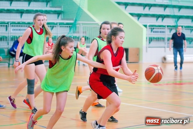 Zdjęcie w galerii na portalu naszraciborz.pl: Gimnazjum Dwujęzyczne najlepsze w miejskim finale koszykówki dziewczyn wiadomości z regionu