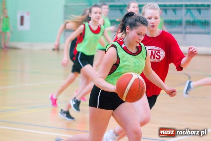Zdjęcie w galerii na portalu naszraciborz.pl: Gimnazjum Dwujęzyczne najlepsze w miejskim finale koszykówki dziewczyn wiadomości z regionu