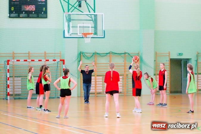 Zdjęcie w galerii na portalu naszraciborz.pl: Gimnazjum Dwujęzyczne najlepsze w miejskim finale koszykówki dziewczyn wiadomości z regionu