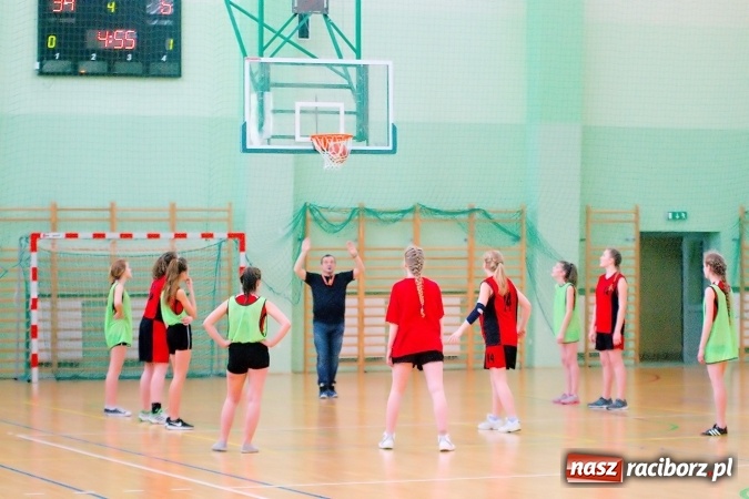 Zdjęcie w galerii na portalu naszraciborz.pl: Gimnazjum Dwujęzyczne najlepsze w miejskim finale koszykówki dziewczyn wiadomości z regionu