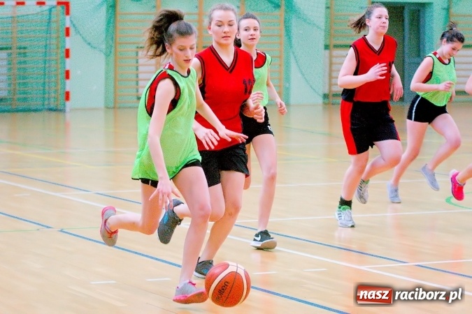 Zdjęcie w galerii na portalu naszraciborz.pl: Gimnazjum Dwujęzyczne najlepsze w miejskim finale koszykówki dziewczyn wiadomości z regionu
