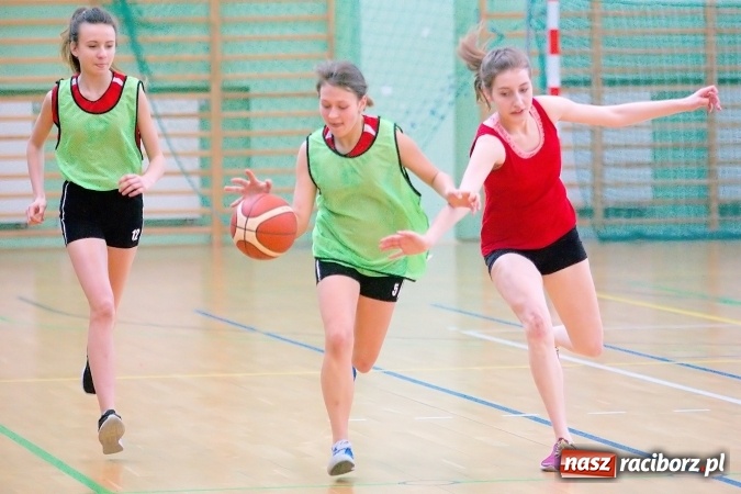Zdjęcie w galerii na portalu naszraciborz.pl: Gimnazjum Dwujęzyczne najlepsze w miejskim finale koszykówki dziewczyn wiadomości z regionu