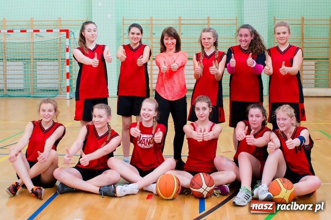 Zdjęcie w galerii na portalu naszraciborz.pl: Gimnazjum Dwujęzyczne najlepsze w miejskim finale koszykówki dziewczyn wiadomości z regionu