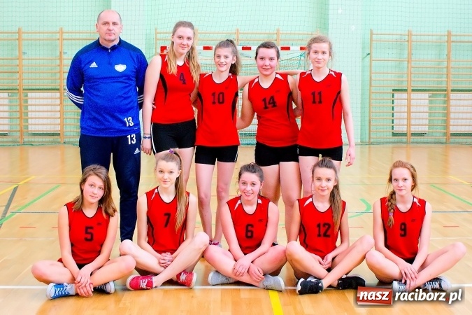 Zdjęcie w galerii na portalu naszraciborz.pl: Gimnazjum Dwujęzyczne najlepsze w miejskim finale koszykówki dziewczyn wiadomości z regionu