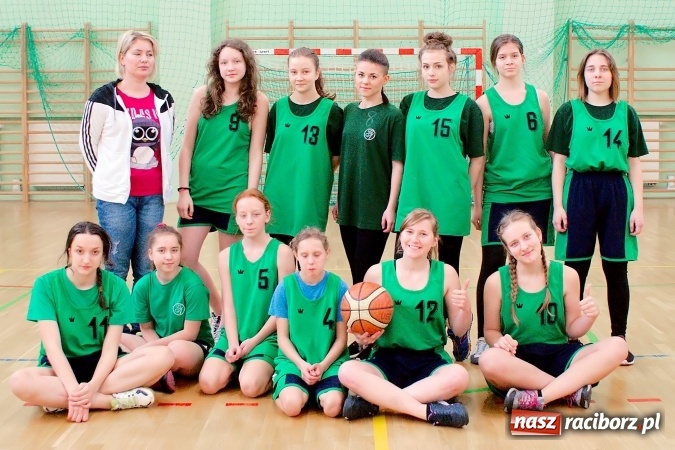 Zdjęcie w galerii na portalu naszraciborz.pl: Gimnazjum Dwujęzyczne najlepsze w miejskim finale koszykówki dziewczyn wiadomości z regionu