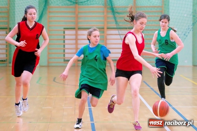 Zdjęcie w galerii na portalu naszraciborz.pl: Gimnazjum Dwujęzyczne najlepsze w miejskim finale koszykówki dziewczyn wiadomości z regionu