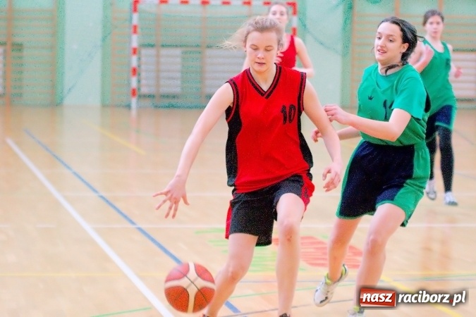 Zdjęcie w galerii na portalu naszraciborz.pl: Gimnazjum Dwujęzyczne najlepsze w miejskim finale koszykówki dziewczyn wiadomości z regionu