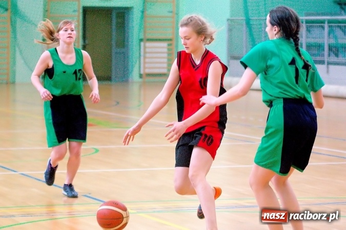 Zdjęcie w galerii na portalu naszraciborz.pl: Gimnazjum Dwujęzyczne najlepsze w miejskim finale koszykówki dziewczyn wiadomości z regionu