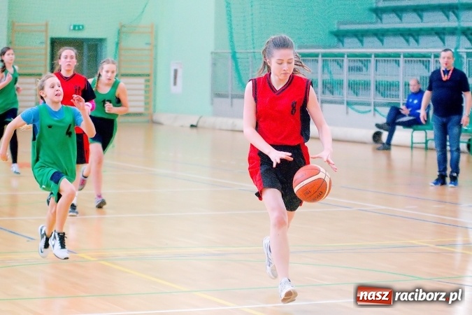 Zdjęcie w galerii na portalu naszraciborz.pl: Gimnazjum Dwujęzyczne najlepsze w miejskim finale koszykówki dziewczyn wiadomości z regionu
