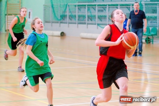 Zdjęcie w galerii na portalu naszraciborz.pl: Gimnazjum Dwujęzyczne najlepsze w miejskim finale koszykówki dziewczyn wiadomości z regionu