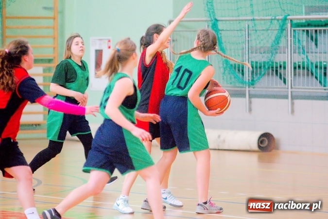 Zdjęcie w galerii na portalu naszraciborz.pl: Gimnazjum Dwujęzyczne najlepsze w miejskim finale koszykówki dziewczyn wiadomości z regionu