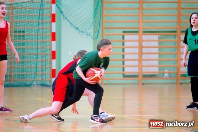 Zdjęcie w galerii na portalu naszraciborz.pl: Gimnazjum Dwujęzyczne najlepsze w miejskim finale koszykówki dziewczyn wiadomości z regionu