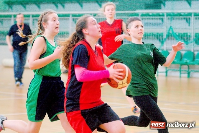 Zdjęcie w galerii na portalu naszraciborz.pl: Gimnazjum Dwujęzyczne najlepsze w miejskim finale koszykówki dziewczyn wiadomości z regionu