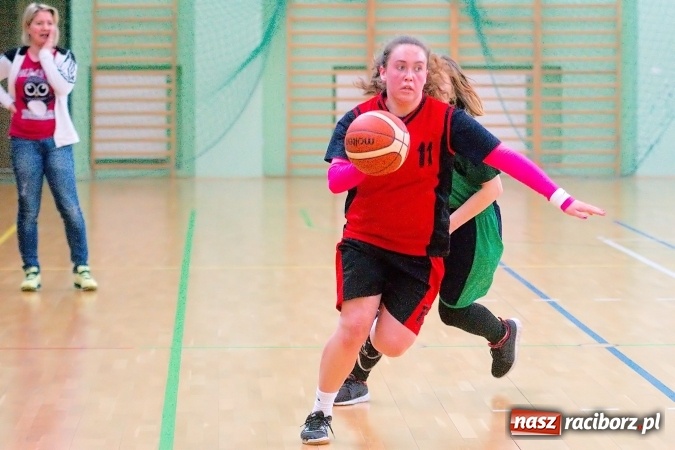 Zdjęcie w galerii na portalu naszraciborz.pl: Gimnazjum Dwujęzyczne najlepsze w miejskim finale koszykówki dziewczyn wiadomości z regionu