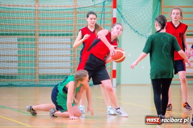 Zdjęcie w galerii na portalu naszraciborz.pl: Gimnazjum Dwujęzyczne najlepsze w miejskim finale koszykówki dziewczyn wiadomości z regionu
