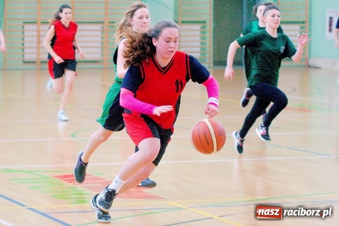 Zdjęcie w galerii na portalu naszraciborz.pl: Gimnazjum Dwujęzyczne najlepsze w miejskim finale koszykówki dziewczyn wiadomości z regionu