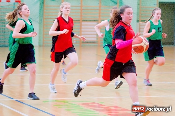Zdjęcie w galerii na portalu naszraciborz.pl: Gimnazjum Dwujęzyczne najlepsze w miejskim finale koszykówki dziewczyn wiadomości z regionu